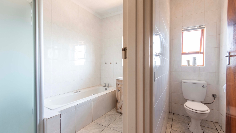 5 Bedroom Property for Sale in Avondale Western Cape